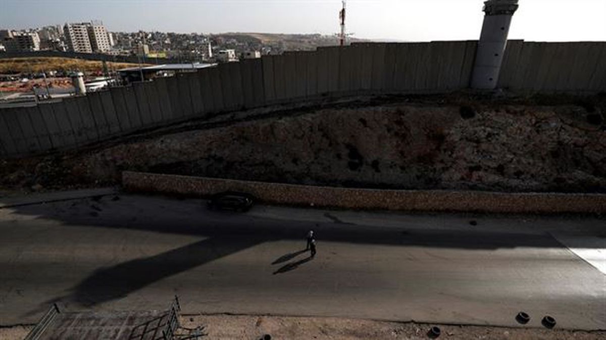 Israelgo soldaduak Zisjordaniako hesia zaintzen. Argazkia: Efe