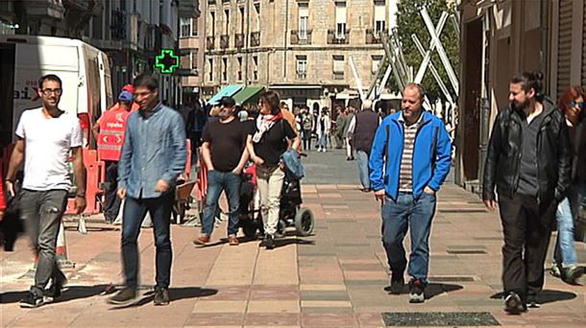 Gente paseando por Vitoria. Foto: EiTB
