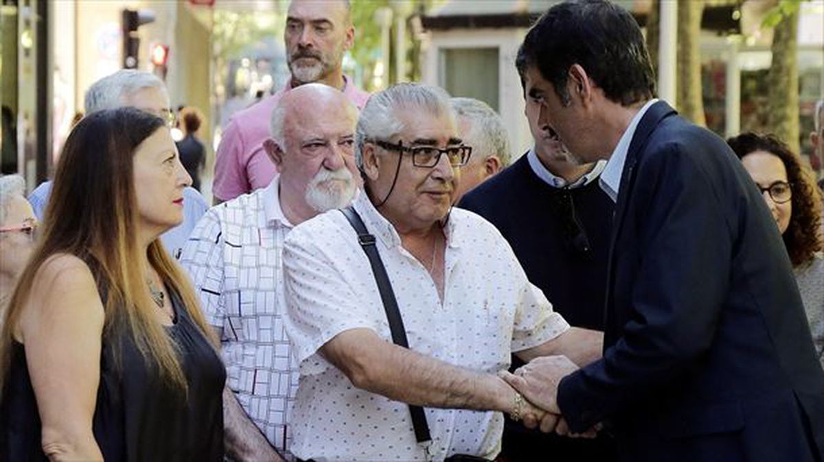 El alcalde de Donostia, Eneko Goia, estrecha la mano de Olegario García, hermano de Alfredo García.