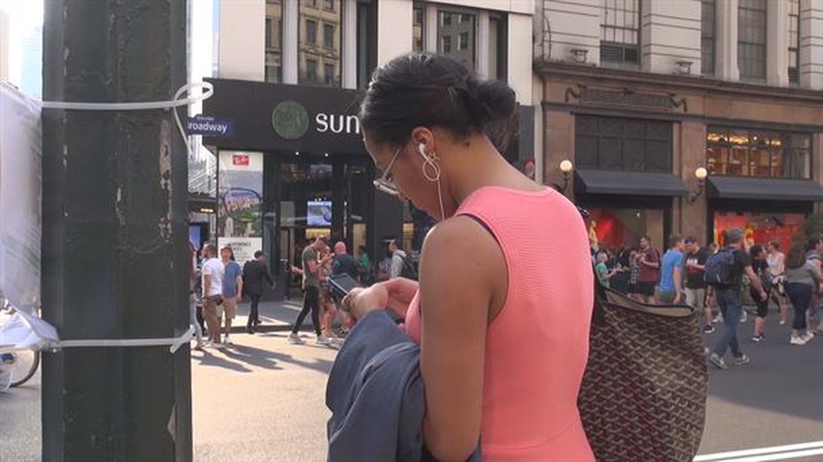 Una mujer en Nueva York, usando su móvil 