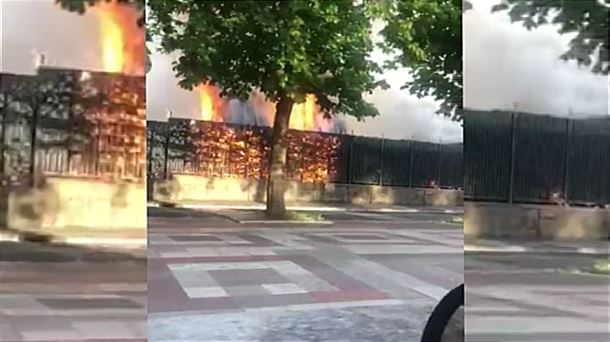 Imagen del incendio en las piscinas de Mendizorroza