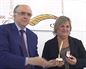 Miriam Urkia recibe la Pluma de Oro en la Feria del Libro de Bilbao