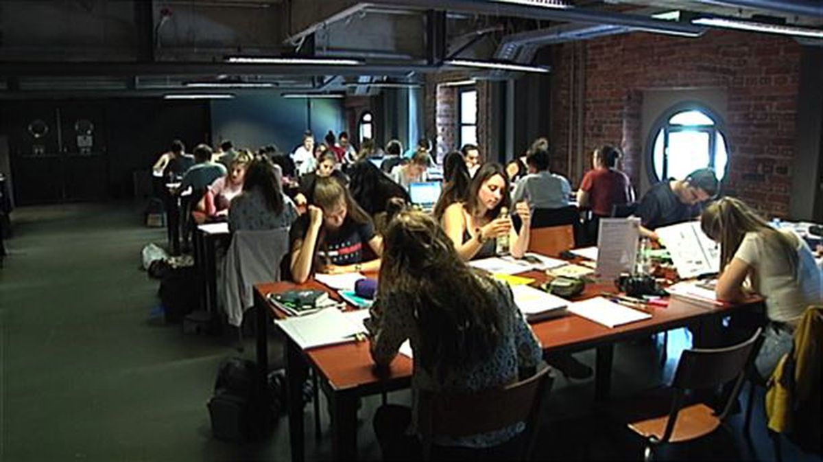 Estudiantes en la bibliotca estudiando.