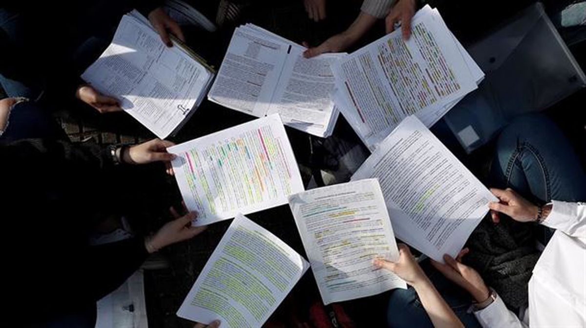 Estudiantes repasando los apuntes antes de iniciar los exámenes de Acceso a la Universidad