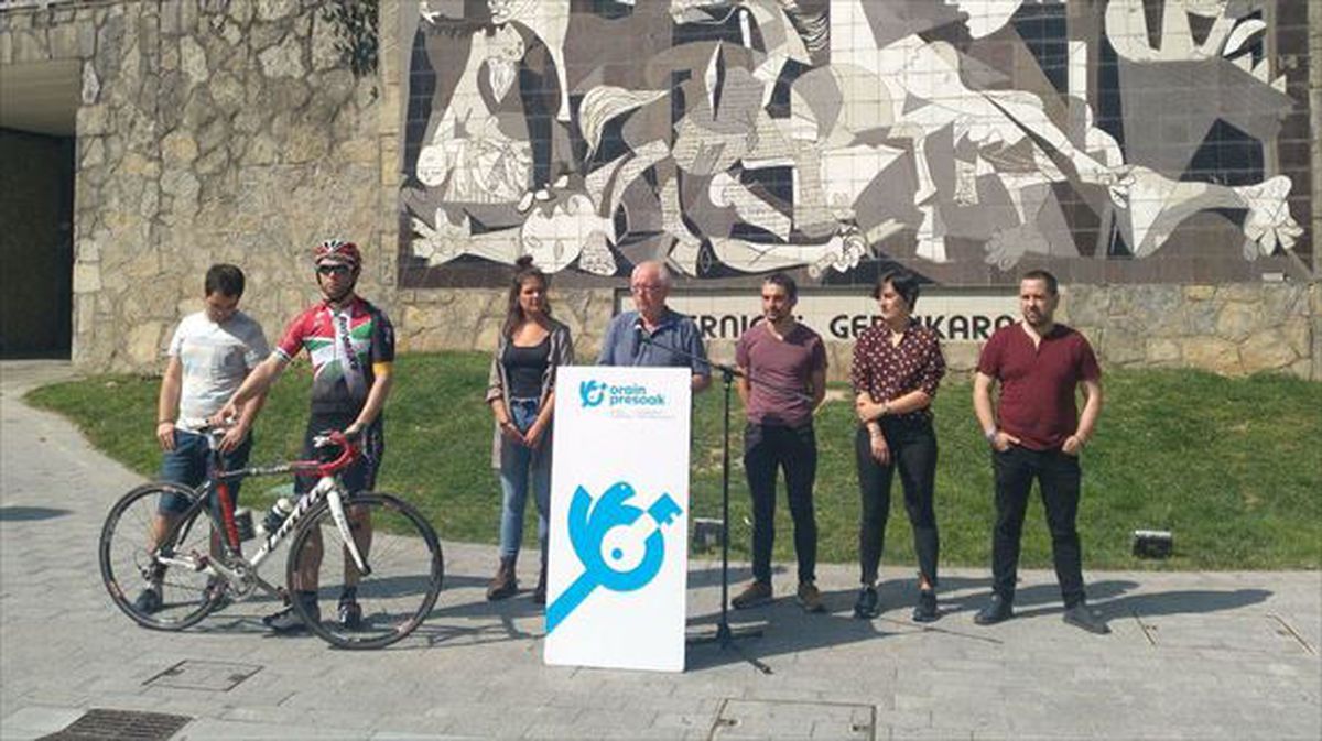 Presentación de la marcha ciclista Orain Presoak Tour en Gernika