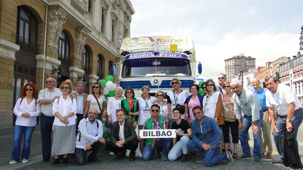 Camión y voluntarios de AECC en Bilbao                                                              