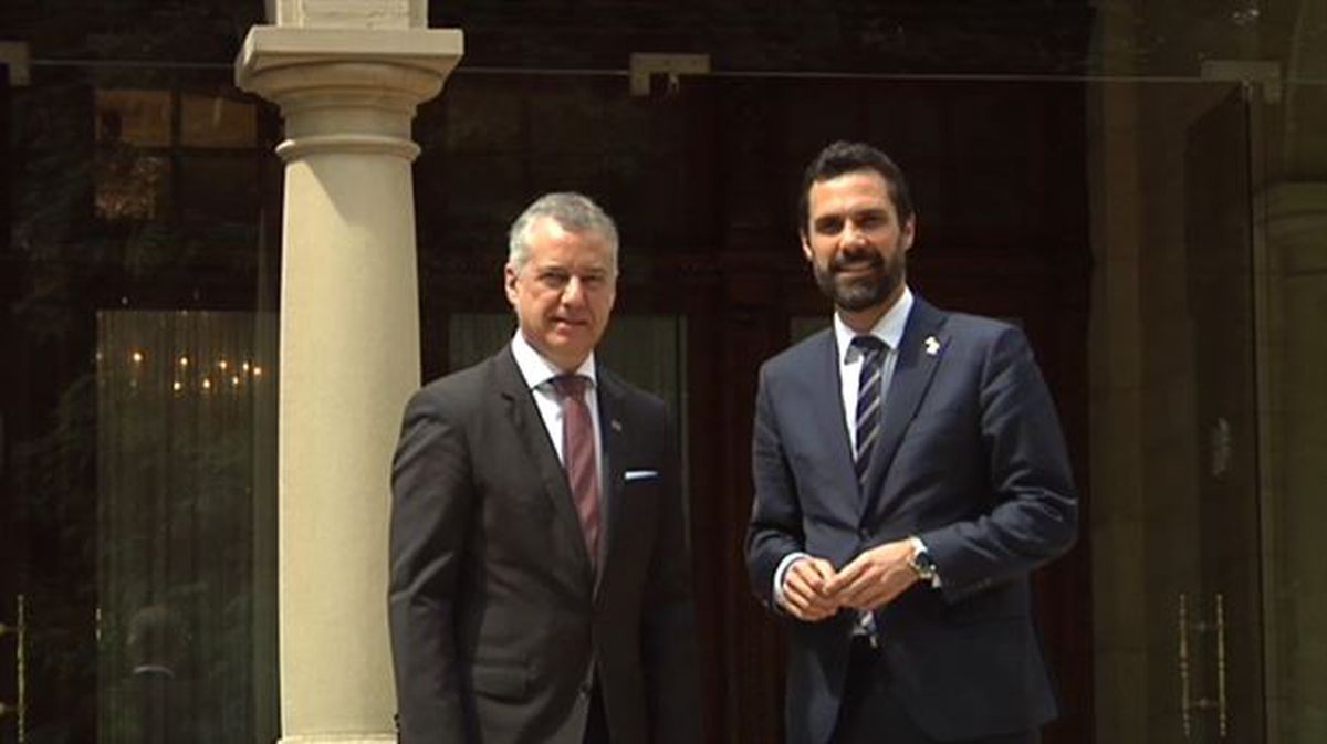 El lehendakari, Iñigo Urkullu, y el presidente del Parlamento catalán, Roger Torrent.
