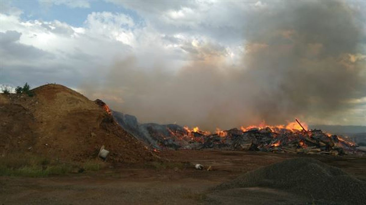 Incendio declarado en la planta de reciclaje de oruja de Viana