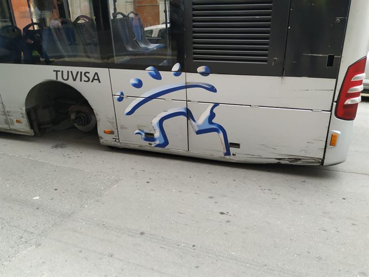 Atzeko gurpilak galdu ditu autobus batek Gasizen (@vg_policia))