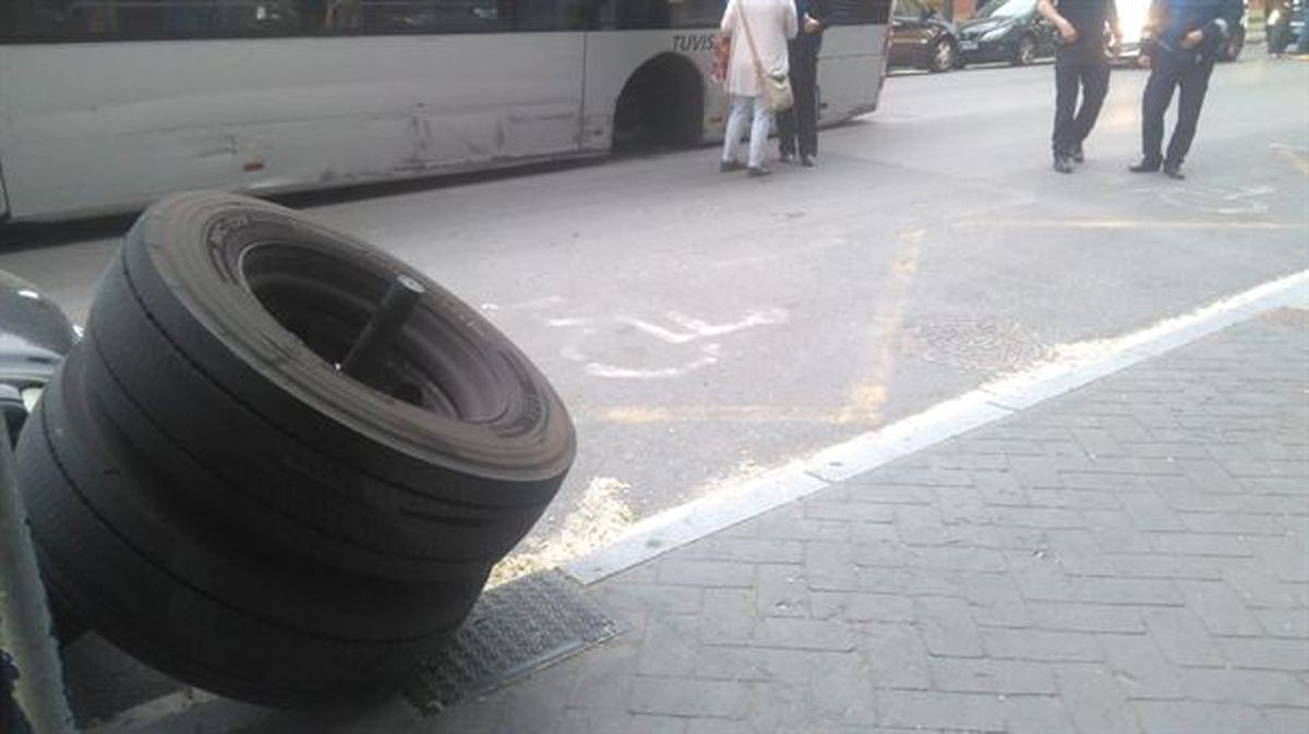 Imagen de las dos ruedas que se salieron del eje del bus