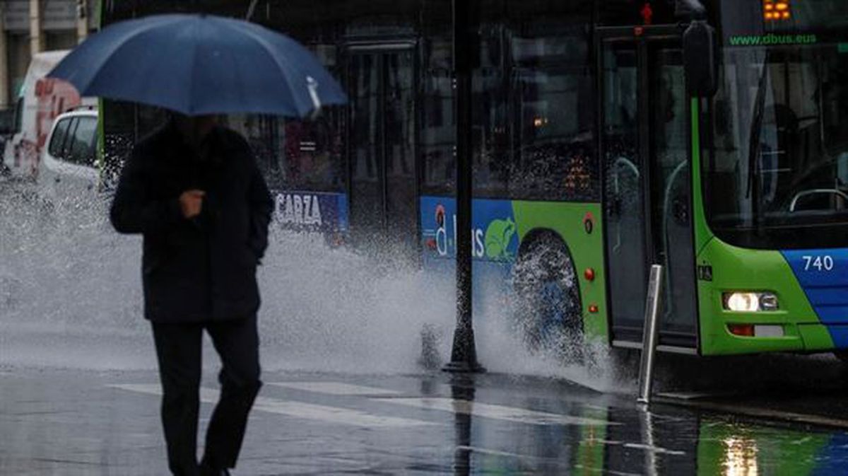 Un hombre camina bajo la lluvia en San Sebastián
