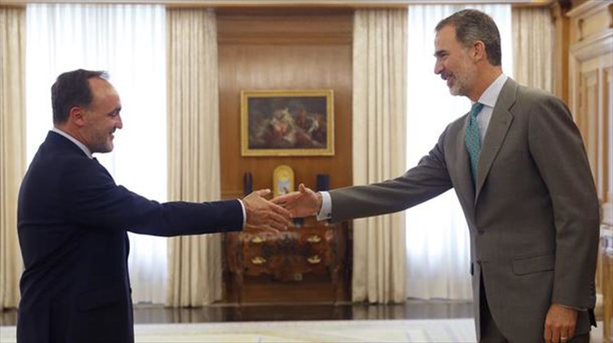 Felipe VI saluda al presidente de Unión del Pueblo Navarro, José Javier Esparza