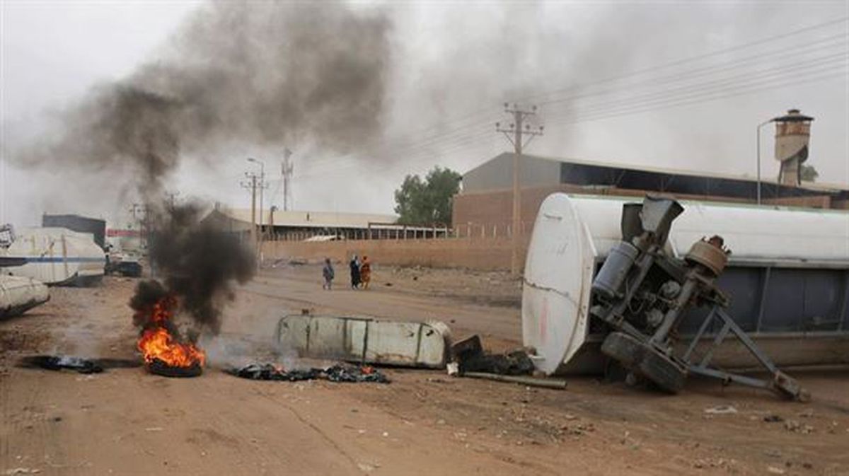 Pneumatiko bat sutan, errepide batean, Khartumgo (Sudan) erdialdean. 