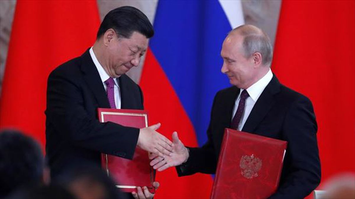 Xi eta Putin elkarri eskua ematen Moskun. 