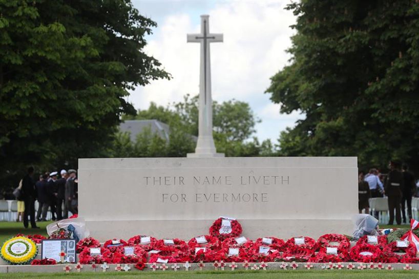 Cruz en memoria de los caídos en Normandi. Foto: EFE