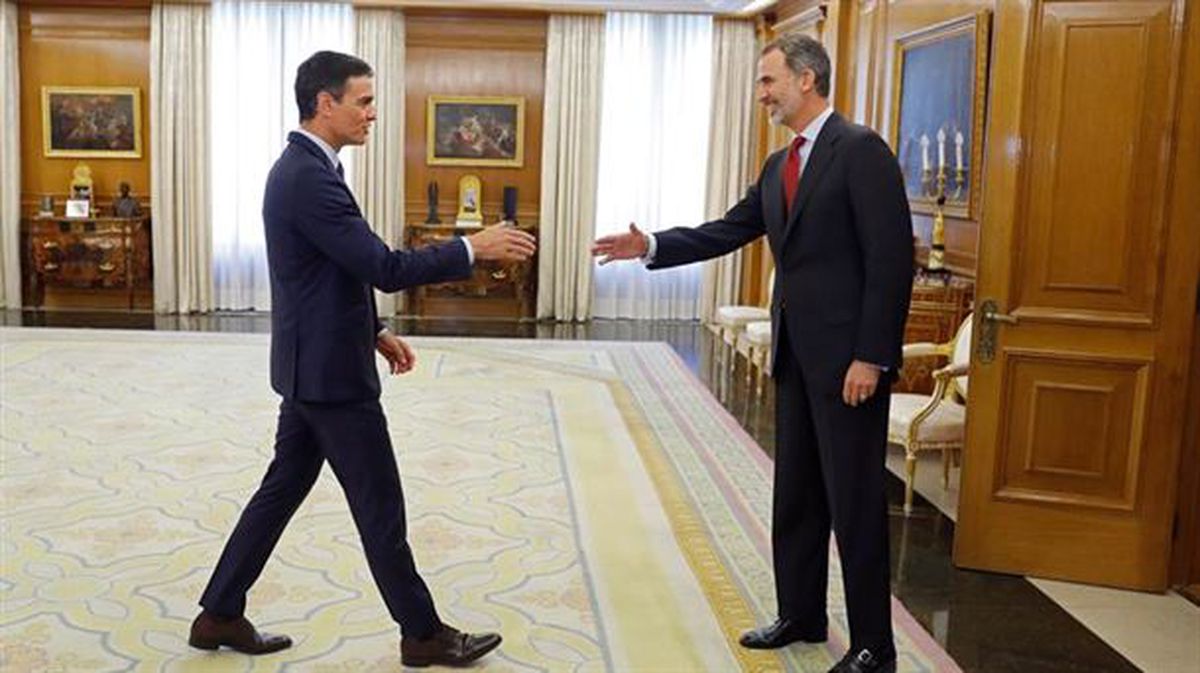 El socialista Pedro Sánchez saluda al rey Felipe VI.