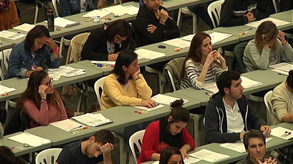 Imagen de personas durante un examen de oposición.