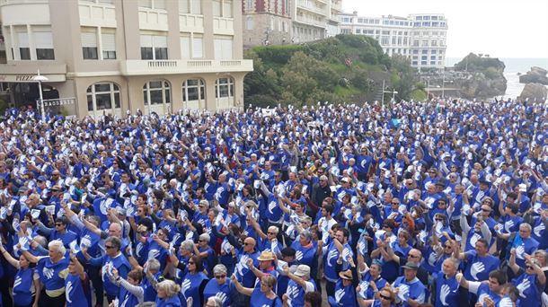 Las intervenciones post cadena humana han sido en la plaza del Casino de Biarritz.