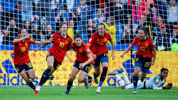 La selección española celebrando uno de los penaltis transformados por Jenni Hermoso (10). Foto: EFE