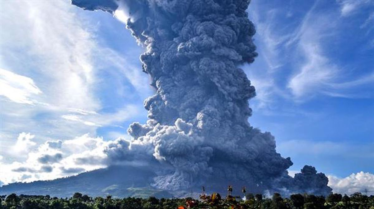 Columna de humo salde del volcán Sinabung