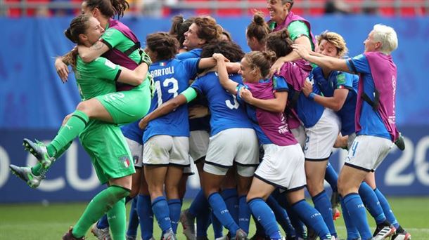 Las jugadoras italianas celebran eufóricas el gol de Bonansea en el minuto 90+5. Foto: EFE
