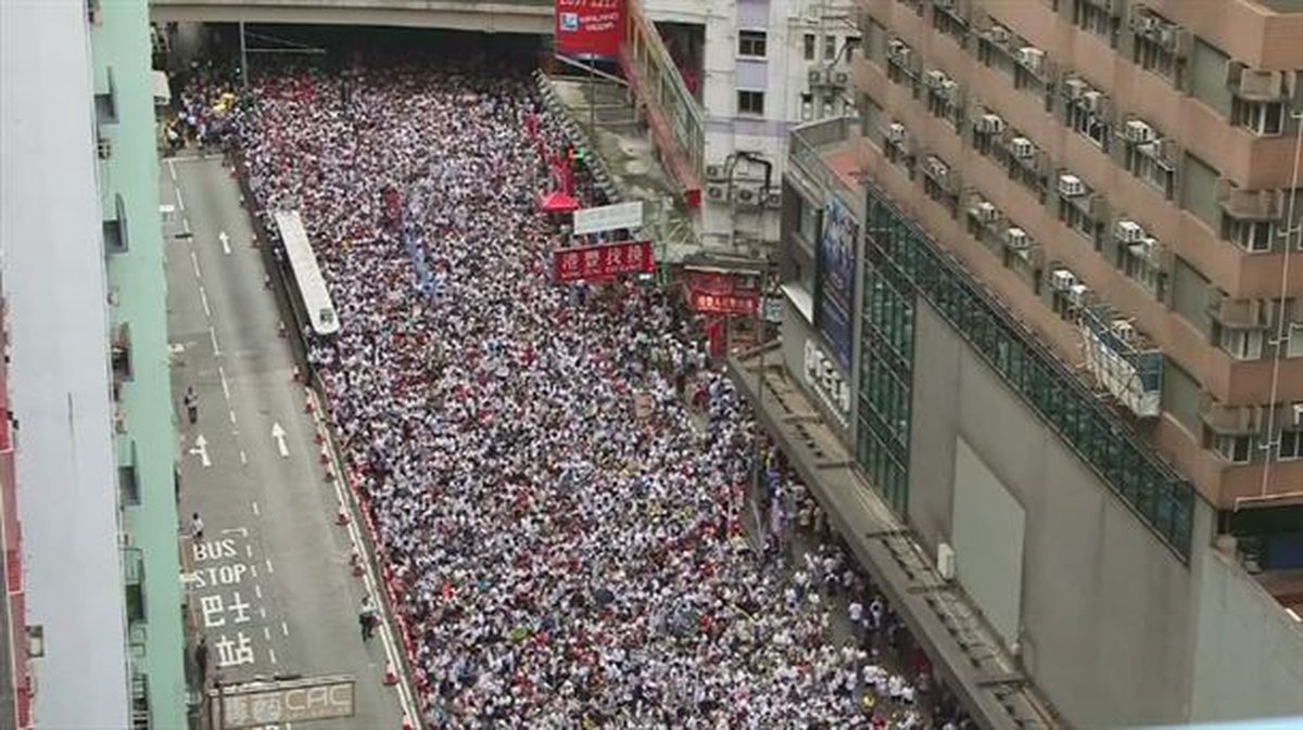 Miles de personas en las calles de Hong Kong