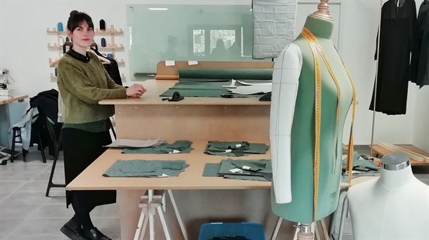 Modu Bat tailerra ireki du Katalin Antxia moda diseinatzaile aretxabaletarrak Saran