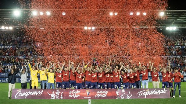 Osasuna levanta la copa de campeón de la Liga 123 ante su afición (vía @CAOsasuna).