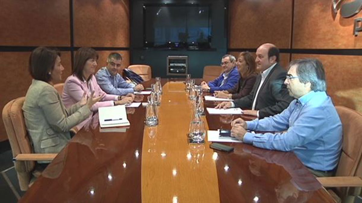 Las delegaciones del PNV y PSE-EE durante la negociación.