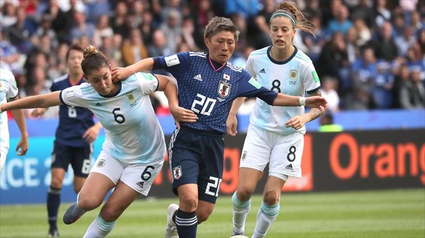 La japonesa Kumi Yokoyama intenta zafarse de dos jugadoras argentinas