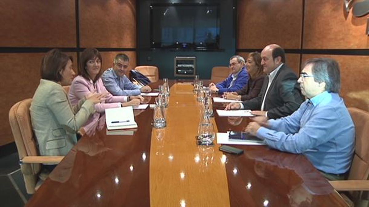 Las delegaciones del PNV y PSE-EE durante la negociación.