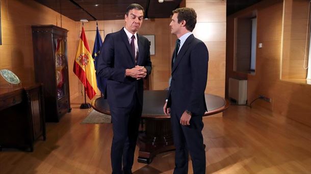 Una de las reuniones entre Pedro Sánchez y Pablo Casado.