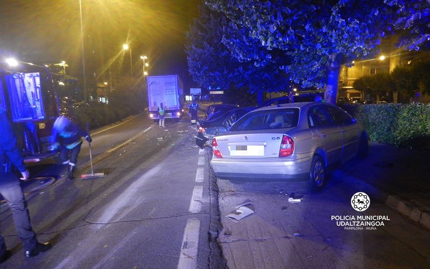 Un camión choca contra un coche y causa daños en 5 vehículos estacionados (@PamplonaIrunaPM)