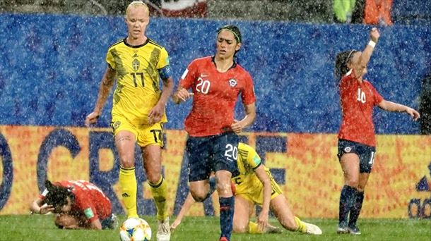 La tormenta eléctrica obligó a parar el Suecia vs. Chile. Foto: EFE