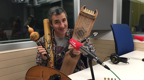 Txistuman visita nuestros estudios con una buena colección de instrumentos tradicionales