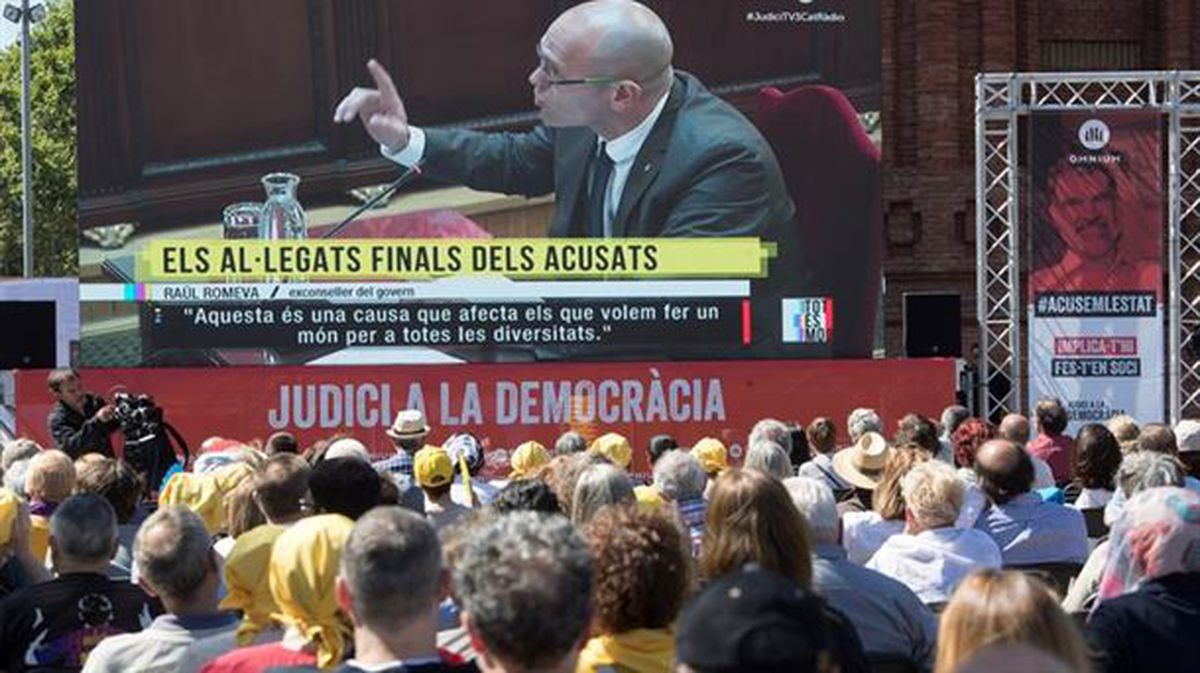 La pantalla gigante instalada en Barcelona para seguir la última sesión del juicio del 'procés'.