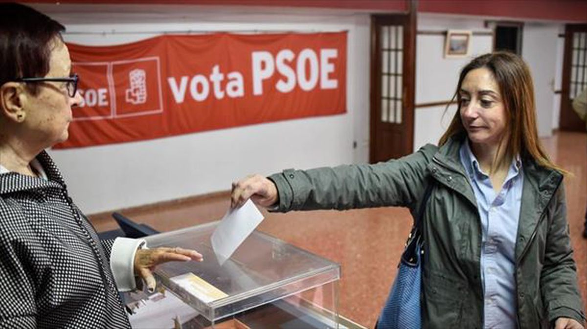 Miliante socialista votando