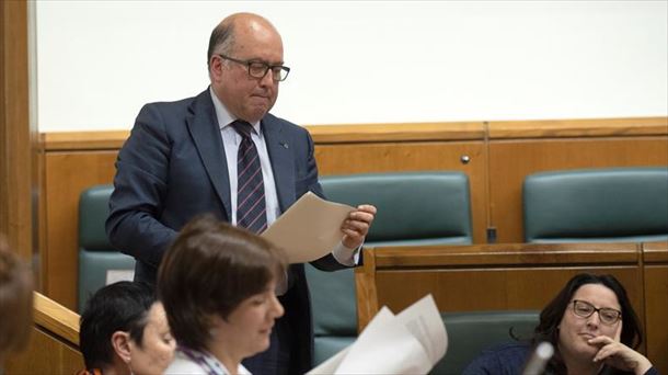 Carmelo Barrio, en el Parlamento Vasco. Foto: Efe