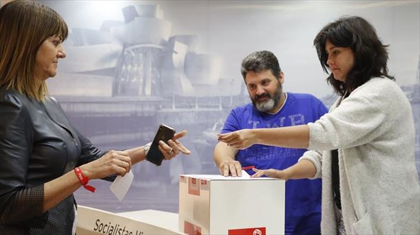 Idoia Mendia deposita su voto en la consulta interna del PSE-EE.