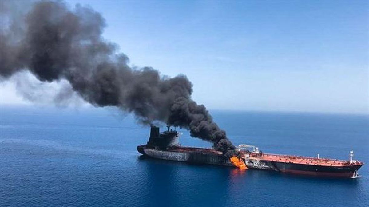 El buque petrolero noruego Front Altair en llamas