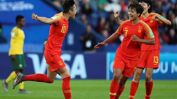 Las chinas celebrando el solitario gol de Ying Li. Foto: EFE