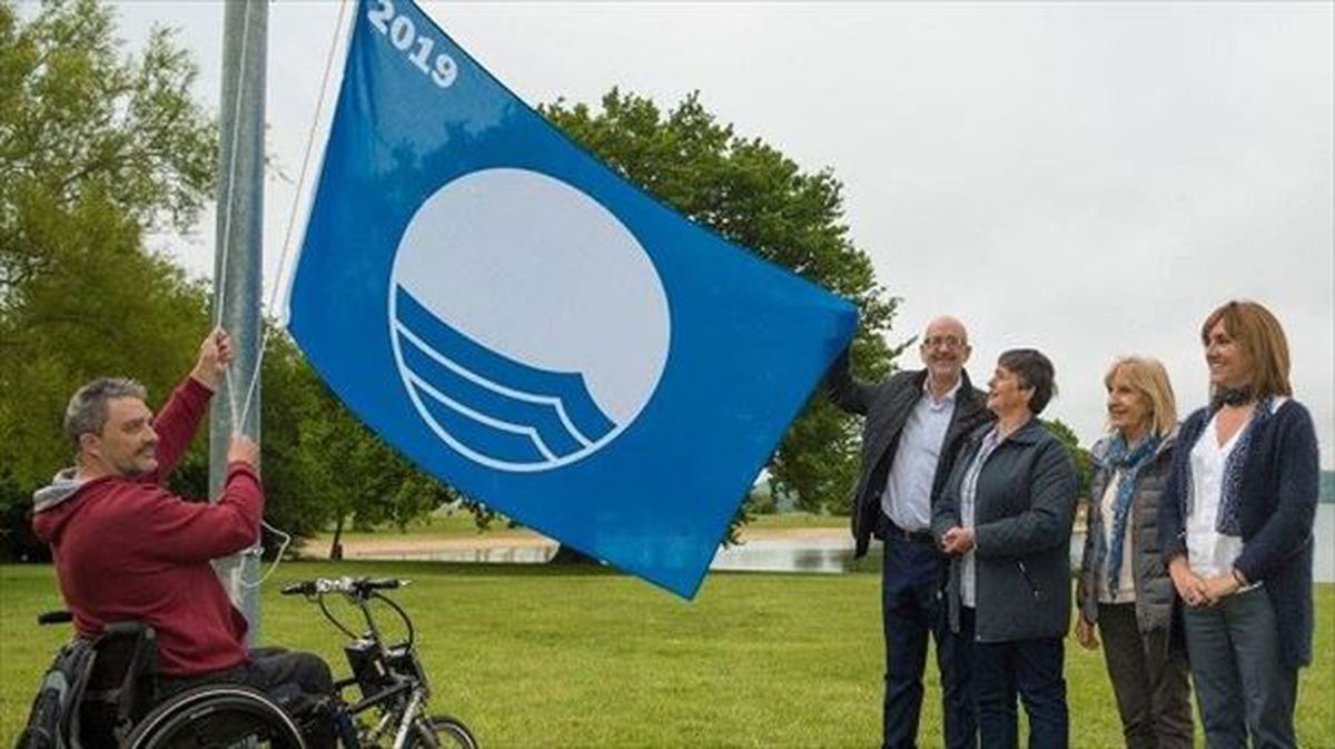 El deportista del Zuzenak Roberto Galdós izando la bandera