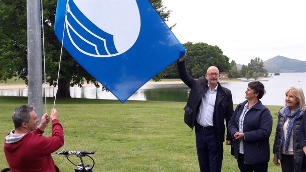 Arranca el verano en el embalse del Zadorra con la bandera azul.  