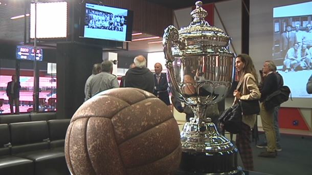 Trofeo y balón de la Copa de hace unos años