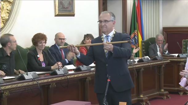 Enrique Maya (Navarra Suma) recibe el bastón de mando como nuevo alcalde de Pamplona