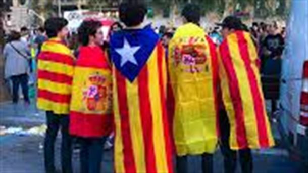 Kataluniako banderak, bandera independentistak eta Espainiakoak soinean dituzten gazteak            