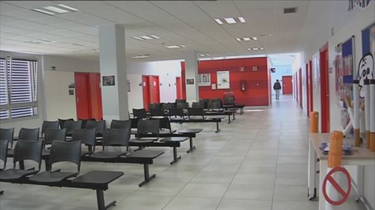Sala de espera vacía en el Centro de Salud Lakua-Arriaga de Vitoria