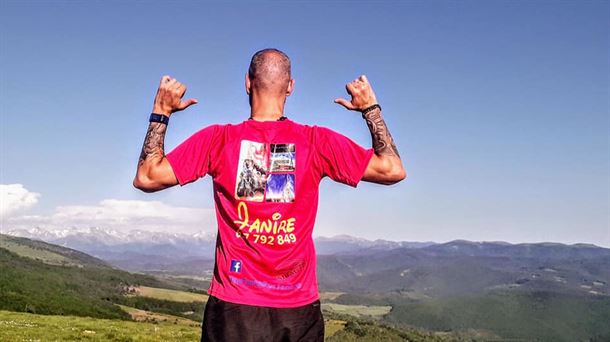 Aitor Costa en la cruz del Gorbea con la camiseta de la campaña 'Una tarta por Janire'