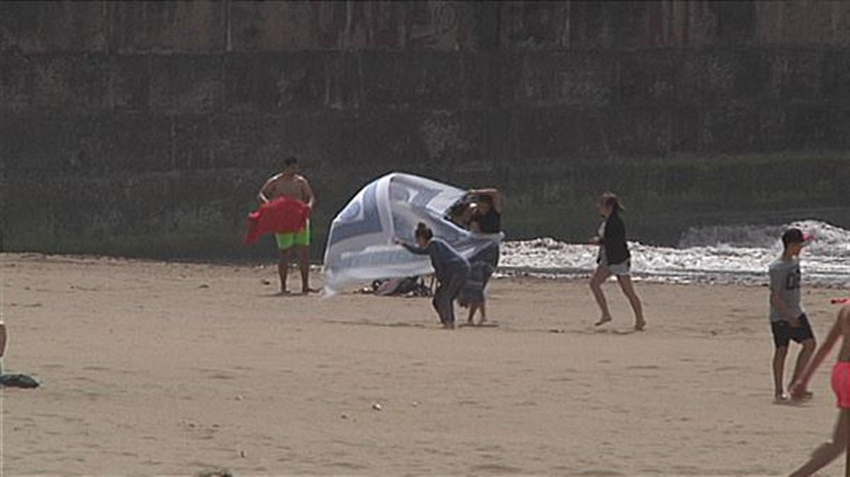 Bañistas sorprendidos por la galerna en Getxo