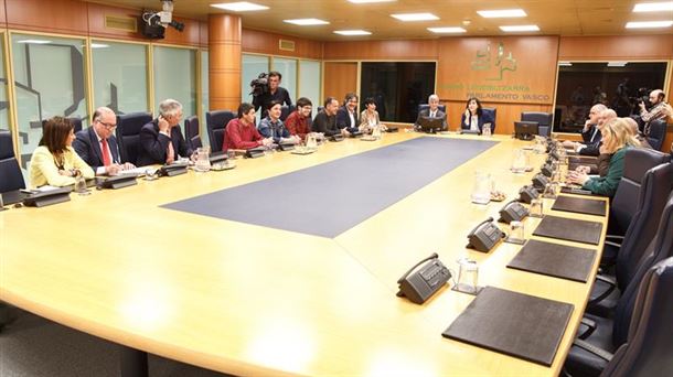 Imagen de hoy de la ponencia de autogobierno en el Parlamento Vasco